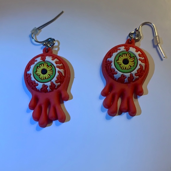 Spooky Eyeball Earrings - Picture 3 of 6